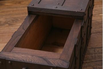 アンティーク雑貨　民芸家具　総ケヤキ材　重厚な雰囲気が魅力的な収納箱(銭箱、千両箱)(R-038197)