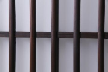 アンティーク建具　和製アンティーク すりガラス　モダンな雰囲気が魅力的なガラス格子戸2枚セット(引き戸、建具)(R-038201)