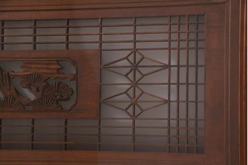 アンティーク建具　繊細な組子と鶴と松の彫刻が美しい欄間(明り取り、両面ガラス)(R-038205)