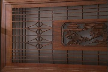 アンティーク建具　繊細な組子と鶴と松の彫刻が見事な欄間(明り取り、両面ガラス)(R-038206)