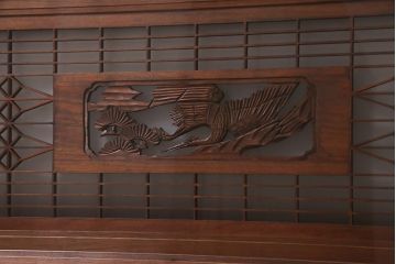 アンティーク建具　繊細な組子と鶴と松の彫刻が見事な欄間(明り取り、両面ガラス)(R-038206)