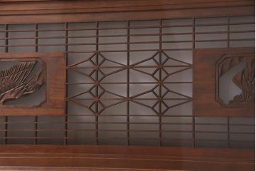 アンティーク建具　繊細な組子と鶴と松の彫刻が見事な欄間(明り取り、両面ガラス)(R-038206)