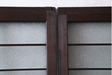アンティーク建具　腰板ケヤキ材　ダイヤガラス入り　珍しい桟のデザインのガラス戸2枚セット(引き戸、建具)(R-038209)