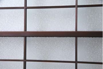 アンティーク建具　腰板ケヤキ材　ダイヤガラス入り　珍しい桟のデザインのガラス戸2枚セット(引き戸、建具)(R-038209)