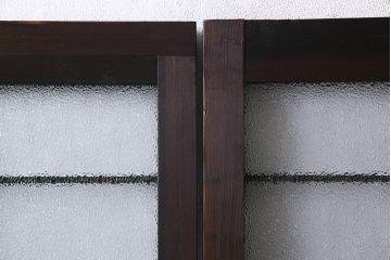 アンティーク建具　腰板ケヤキ材　ダイヤガラス入り　珍しい桟のデザインのガラス戸2枚セット(引き戸、建具)(R-038209)