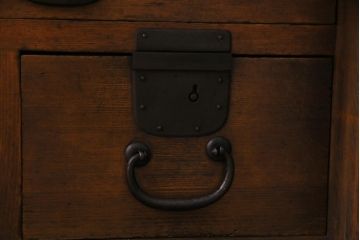 アンティーク家具　和製アンティーク　古民具　ヒノキ材　隠し付き!すっきりとした佇まいが魅力の関西帳場箪笥(時代箪笥、引き出し)(R-038219)
