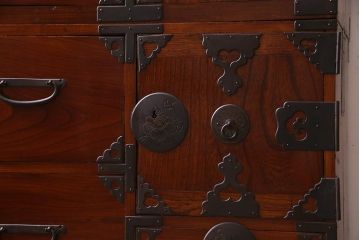 アンティーク家具　和製アンティーク　上手物　前面・共縁ケヤキ材　象嵌金具　漆塗りが美しい上品な重ね箪笥(衣装箪笥、和タンス)(R-038220)
