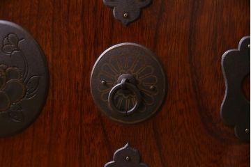 アンティーク家具　和製アンティーク　上手物　前面・共縁ケヤキ材　象嵌金具　漆塗りが美しい上品な重ね箪笥(衣装箪笥、和タンス)(R-038220)