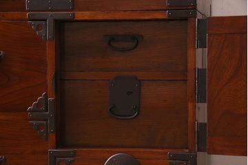 アンティーク家具　和製アンティーク　上手物　前面・共縁ケヤキ材　象嵌金具　漆塗りが美しい上品な重ね箪笥(衣装箪笥、和タンス)(R-038220)