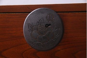 アンティーク家具　和製アンティーク　上手物　前面・共縁ケヤキ材　象嵌金具　漆塗りが美しい上品な重ね箪笥(衣装箪笥、和タンス)(R-038220)