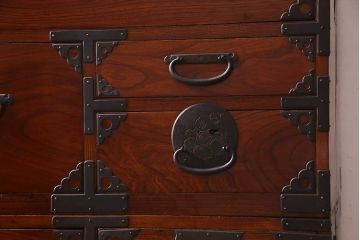 アンティーク家具　和製アンティーク　上手物　前面・共縁ケヤキ材　象嵌金具　漆塗りが美しい上品な重ね箪笥(衣装箪笥、和タンス)(R-038220)