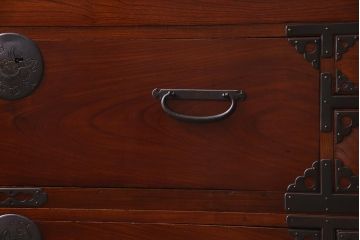 アンティーク家具　和製アンティーク　上手物　前面・共縁ケヤキ材　象嵌金具　漆塗りが美しい上品な重ね箪笥(衣装箪笥、和タンス)(R-038220)