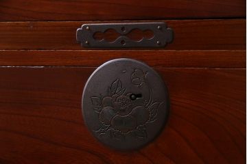 アンティーク家具　和製アンティーク　上手物　前面・共縁ケヤキ材　象嵌金具　漆塗りが美しい上品な重ね箪笥(衣装箪笥、和タンス)(R-038220)