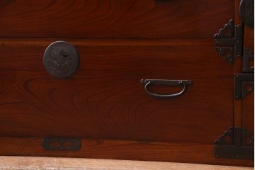 アンティーク家具　和製アンティーク　上手物　前面・共縁ケヤキ材　象嵌金具　漆塗りが美しい上品な重ね箪笥(衣装箪笥、和タンス)(R-038220)