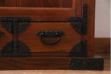 新古品　民芸家具　ニレ無垢材　重厚感と上品さを醸し出す水屋箪笥・上(収納棚、和箪笥、キャビネット)(R-038221)