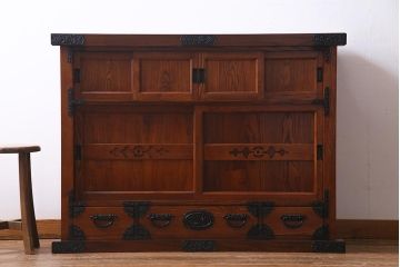 新古品　民芸家具　ニレ無垢材　重厚感と上品さを醸し出す水屋箪笥・上(収納棚、和箪笥、キャビネット)(R-038221)