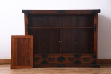 新古品　民芸家具　ニレ無垢材　重厚感と上品さを醸し出す水屋箪笥・上(収納棚、和箪笥、キャビネット)(R-038221)