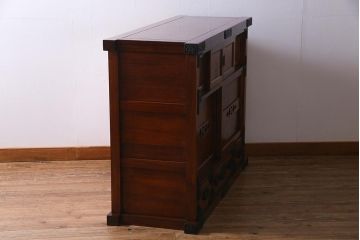 新古品　民芸家具　ニレ無垢材　重厚感と上品さを醸し出す水屋箪笥・上(収納棚、和箪笥、キャビネット)(R-038221)