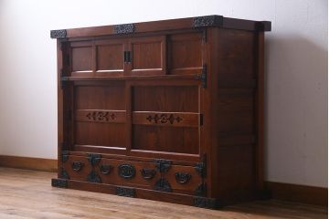 新古品　民芸家具　ニレ無垢材　重厚感と上品さを醸し出す水屋箪笥・上(収納棚、和箪笥、キャビネット)(R-038221)