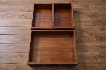 新古品　民芸家具　ニレ無垢材　重厚感と上品さを醸し出す水屋箪笥・上(収納棚、和箪笥、キャビネット)(R-038221)