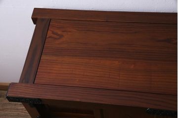 新古品　民芸家具　ニレ無垢材　重厚感と上品さを醸し出す水屋箪笥・上(収納棚、和箪笥、キャビネット)(R-038221)