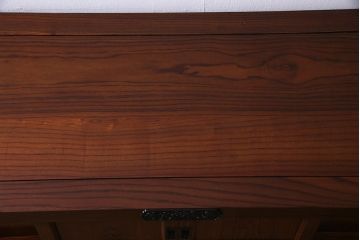 新古品　民芸家具　ニレ無垢材　重厚感と上品さを醸し出す水屋箪笥・上(収納棚、和箪笥、キャビネット)(R-038221)