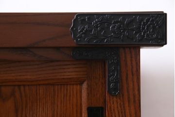 新古品　民芸家具　ニレ無垢材　重厚感と上品さを醸し出す水屋箪笥・上(収納棚、和箪笥、キャビネット)(R-038221)