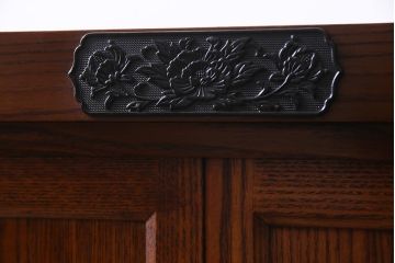 新古品　民芸家具　ニレ無垢材　重厚感と上品さを醸し出す水屋箪笥・上(収納棚、和箪笥、キャビネット)(R-038221)