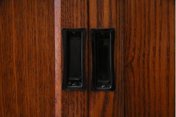 新古品　民芸家具　ニレ無垢材　重厚感と上品さを醸し出す水屋箪笥・上(収納棚、和箪笥、キャビネット)(R-038221)