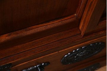 新古品　民芸家具　ニレ無垢材　重厚感と上品さを醸し出す水屋箪笥・上(収納棚、和箪笥、キャビネット)(R-038221)