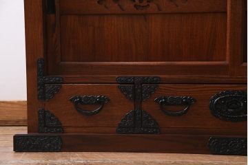 新古品　民芸家具　ニレ無垢材　重厚感と上品さを醸し出す水屋箪笥・上(収納棚、和箪笥、キャビネット)(R-038221)