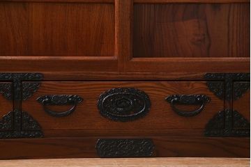 新古品　民芸家具　ニレ無垢材　重厚感と上品さを醸し出す水屋箪笥・上(収納棚、和箪笥、キャビネット)(R-038221)