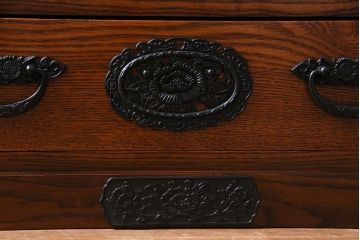 新古品　民芸家具　ニレ無垢材　重厚感と上品さを醸し出す水屋箪笥・上(収納棚、和箪笥、キャビネット)(R-038221)