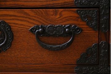 新古品　民芸家具　ニレ無垢材　重厚感と上品さを醸し出す水屋箪笥・上(収納棚、和箪笥、キャビネット)(R-038221)