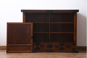 新古品　民芸家具　ニレ無垢材　重厚感と上品さを醸し出す水屋箪笥・下(収納棚、和箪笥、キャビネット)(R-038222)