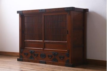 新古品　民芸家具　ニレ無垢材　重厚感と上品さを醸し出す水屋箪笥・下(収納棚、和箪笥、キャビネット)(R-038222)