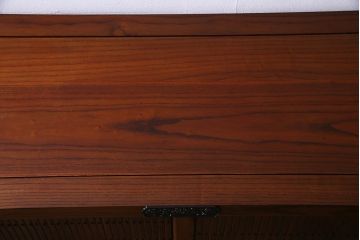 新古品　民芸家具　ニレ無垢材　重厚感と上品さを醸し出す水屋箪笥・下(収納棚、和箪笥、キャビネット)(R-038222)