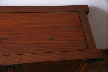 新古品　民芸家具　ニレ無垢材　重厚感と上品さを醸し出す水屋箪笥・下(収納棚、和箪笥、キャビネット)(R-038222)