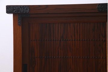 新古品　民芸家具　ニレ無垢材　重厚感と上品さを醸し出す水屋箪笥・下(収納棚、和箪笥、キャビネット)(R-038222)