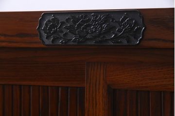新古品　民芸家具　ニレ無垢材　重厚感と上品さを醸し出す水屋箪笥・下(収納棚、和箪笥、キャビネット)(R-038222)