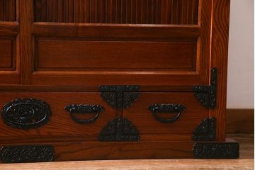 新古品　民芸家具　ニレ無垢材　重厚感と上品さを醸し出す水屋箪笥・下(収納棚、和箪笥、キャビネット)(R-038222)