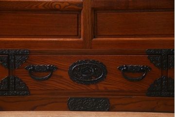 新古品　民芸家具　ニレ無垢材　重厚感と上品さを醸し出す水屋箪笥・下(収納棚、和箪笥、キャビネット)(R-038222)