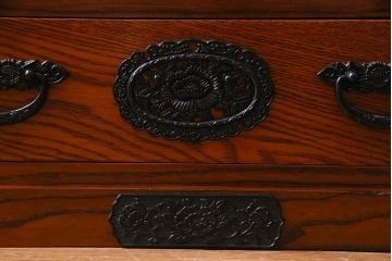 新古品　民芸家具　ニレ無垢材　重厚感と上品さを醸し出す水屋箪笥・下(収納棚、和箪笥、キャビネット)(R-038222)