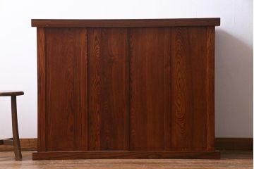 新古品　民芸家具　ニレ無垢材　重厚感と上品さを醸し出す水屋箪笥・下(収納棚、和箪笥、キャビネット)(R-038222)