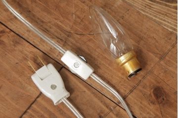 アンティーク照明　フランス　氷柱のような意匠が美しいガラスシェードのテーブルランプ(卓上ランプ、スタンドライト)(R-038230)