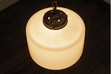 ビンテージ照明　和製ビンテージ　乳白ガラスが上品な印象のペンダントライト(吊り下げ照明・天井照明)(R-038232)