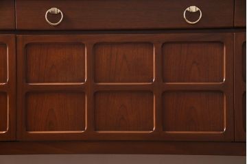 ヴィンテージ家具　イギリスビンテージ　Nathan(ネイサン)社　チークのお洒落なサイドボード(収納棚)(R-038236)
