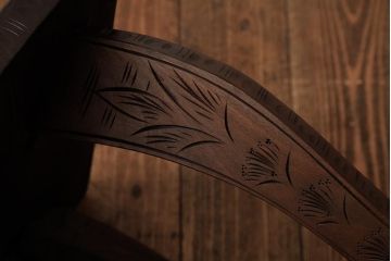 中古　伝統工芸　軽井沢彫り　桜の木の彫刻が印象的なダイニングチェア(椅子、イス)(R-038237)