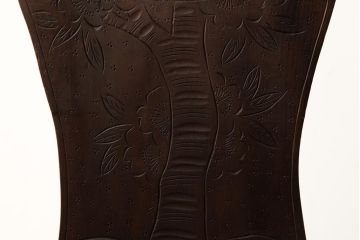 中古　伝統工芸　軽井沢彫り　桜の木の彫刻が印象的なダイニングチェア(椅子、イス)(R-038238)