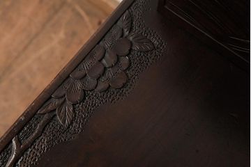 中古　伝統工芸　軽井沢彫り　桜の木の彫刻が印象的なダイニングチェア(椅子、イス)(R-038238)